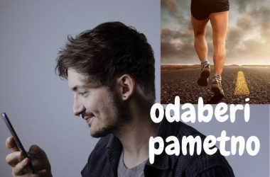 čovjek gleda na mobitel i osoba koja trči